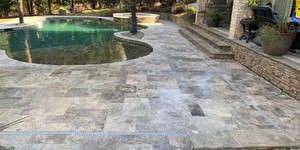 Плитка разного размера из травертина вокруг бассейна фото Silver French Pattern от RKS SLATE (3)