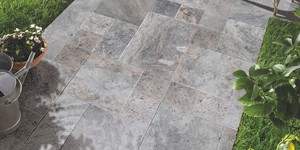 Серая плитка из натурального травертина для благоустройства территории RKS SLATE Silver Cross Cut заказать (1)