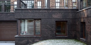 Фото объекта. Цоколь и крыльцо в отделке Гранитной плиткой Дымовская. Купить с доставкой (6)