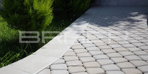 Как выглядит круговая укладка тротуарной плитки на территории частного дома. На фото плитка БРАЕР Классико круговая  (3)